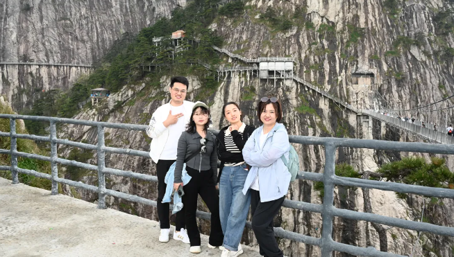 9888拉斯维加斯风管销售中心员工在安徽明堂山景区照片