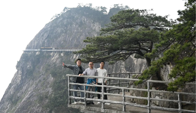 9888拉斯维加斯风管销售中心员工在安徽明堂山景区照片