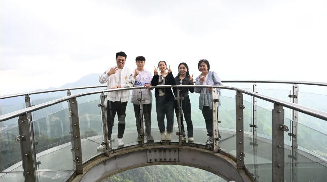 9888拉斯维加斯风管销售中心员工在安徽明堂山景区照片