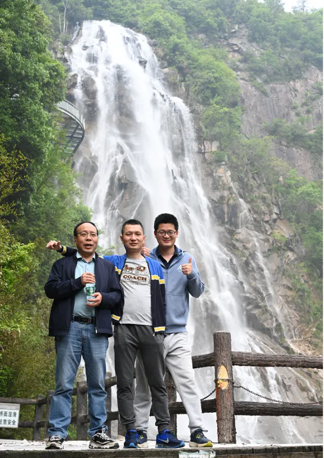9888拉斯维加斯风管销售中心员工在安徽明堂山景区照片