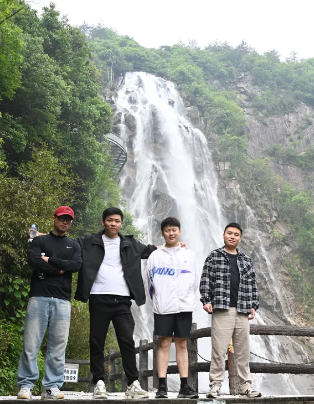 9888拉斯维加斯风管销售中心员工在安徽明堂山景区照片