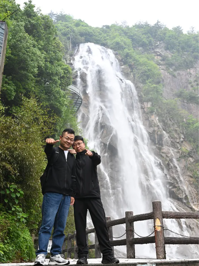 9888拉斯维加斯风管销售中心员工在安徽明堂山景区照片